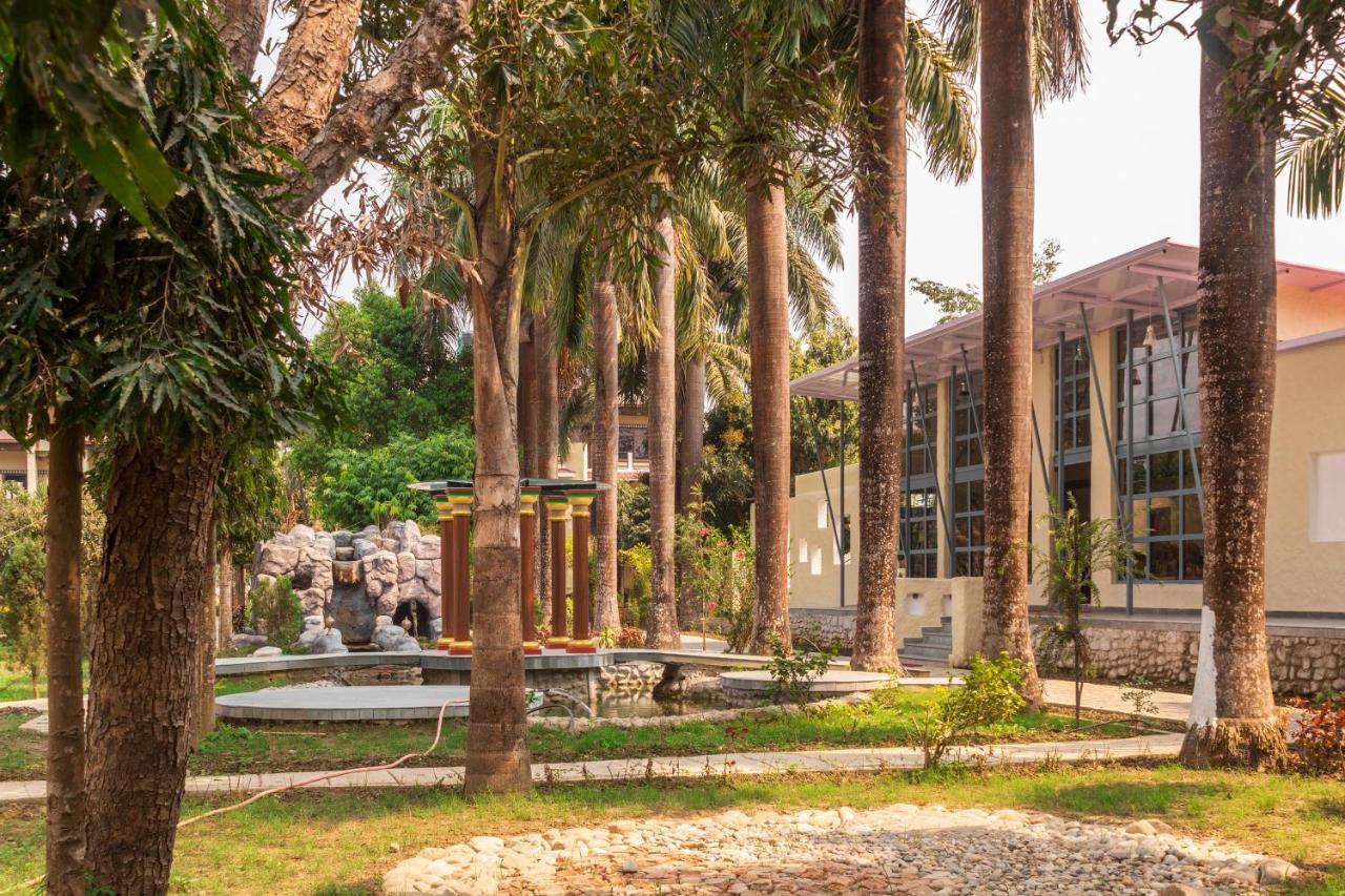 Royal Tiger Luxury Resort 4 Star Саураха Экстерьер фото