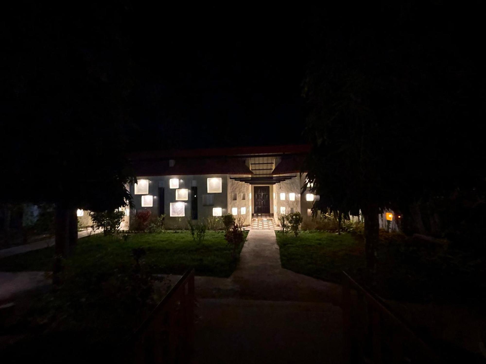 Royal Tiger Luxury Resort 4 Star Саураха Экстерьер фото