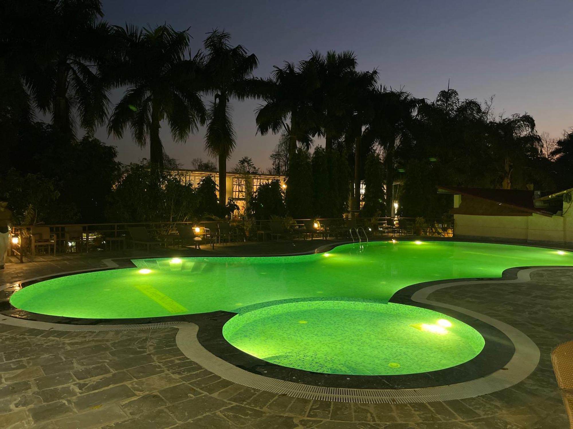 Royal Tiger Luxury Resort 4 Star Саураха Экстерьер фото