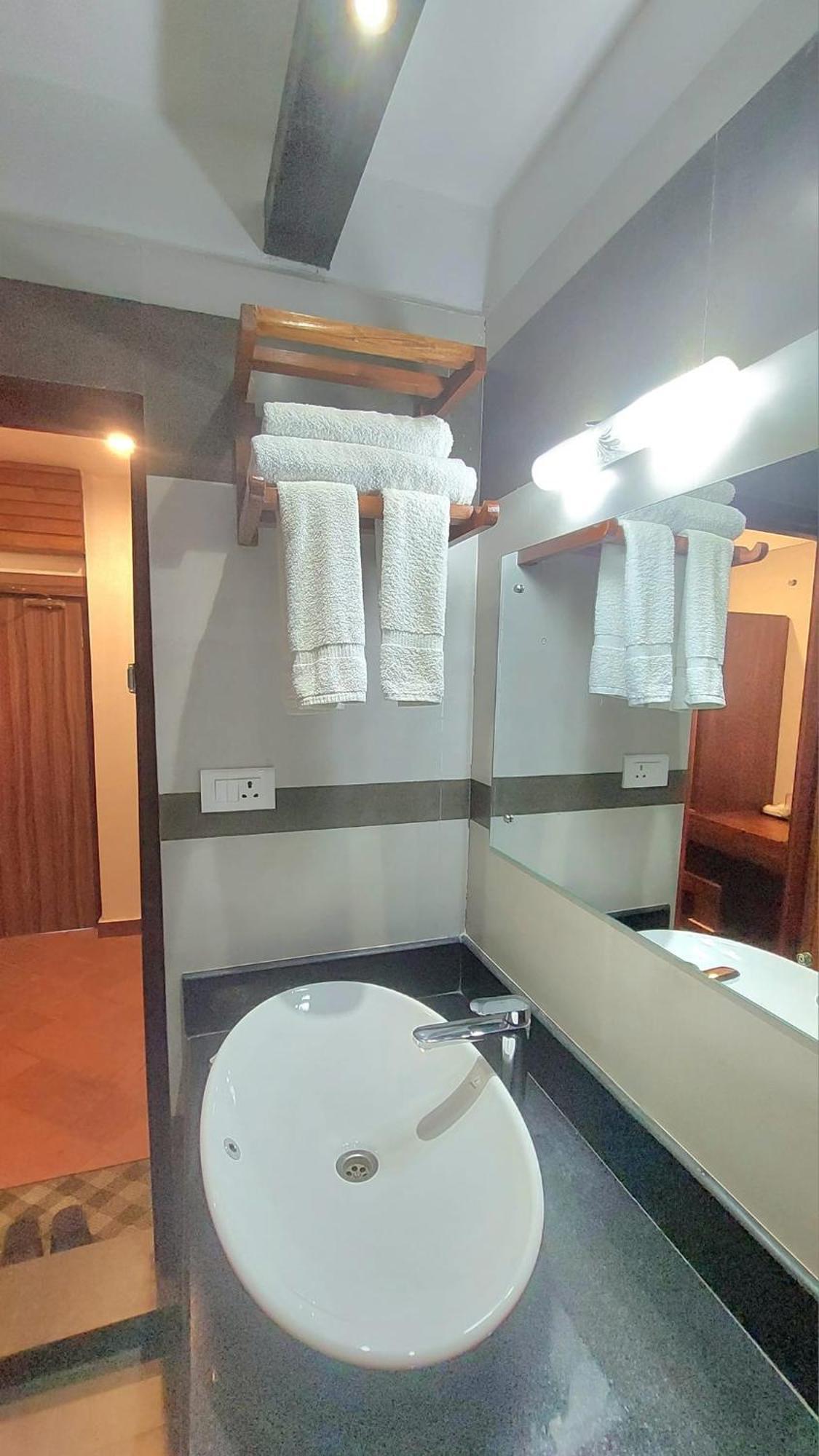 Royal Tiger Luxury Resort 4 Star Саураха Экстерьер фото