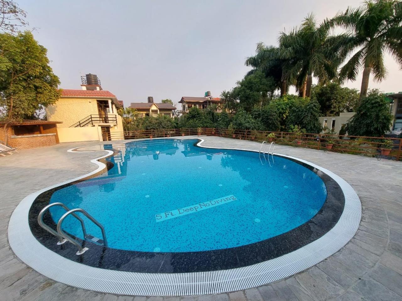 Royal Tiger Luxury Resort 4 Star Саураха Экстерьер фото